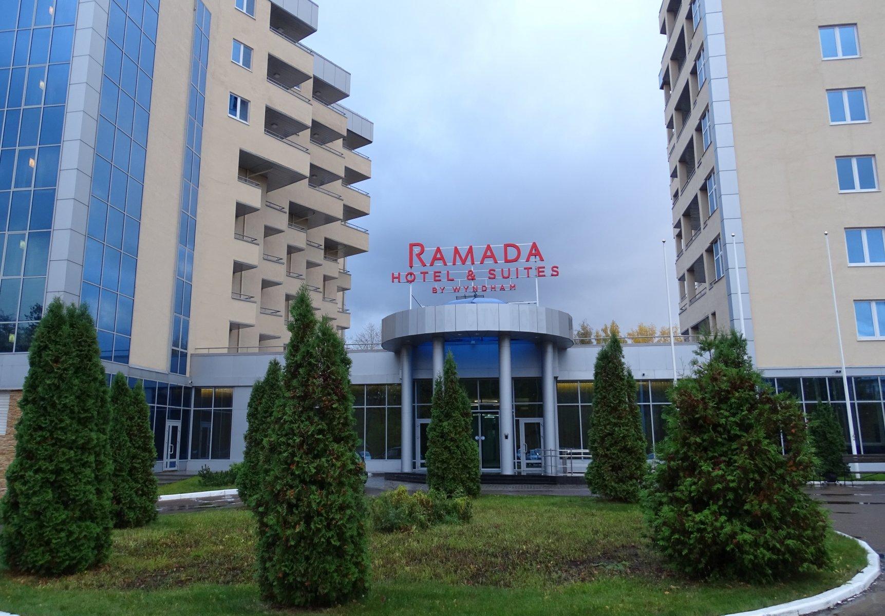 Гостиницы в ела. Гостиница Рамада Елабуга. Ресторан Рамада Елабуга. Ramada Hotel & Suites by Wyndham Alabuga. Гостиница Рамада Елабуга фото.